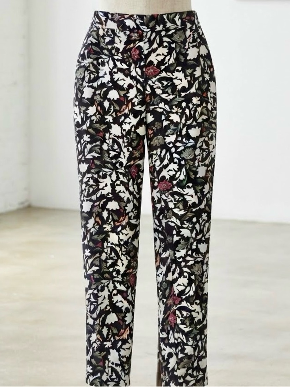 Zara| Black/White/Red Floral Elastic Lightweight Ankle Trouser Pants Sz XS
